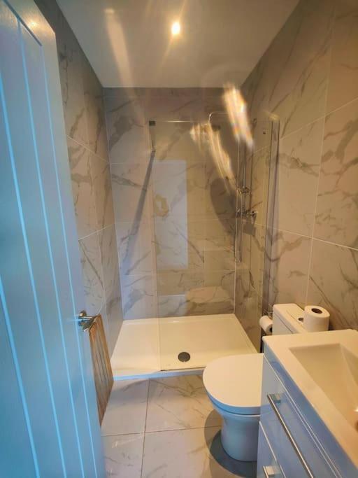 Sloane Modern 2 Bedroom Seafront Apartment Μπλάκπουλ Εξωτερικό φωτογραφία